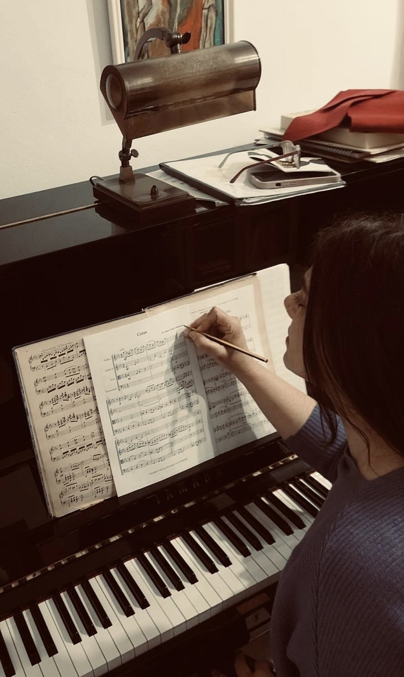 Mª Esther Cantó Liesegang composing at the piano